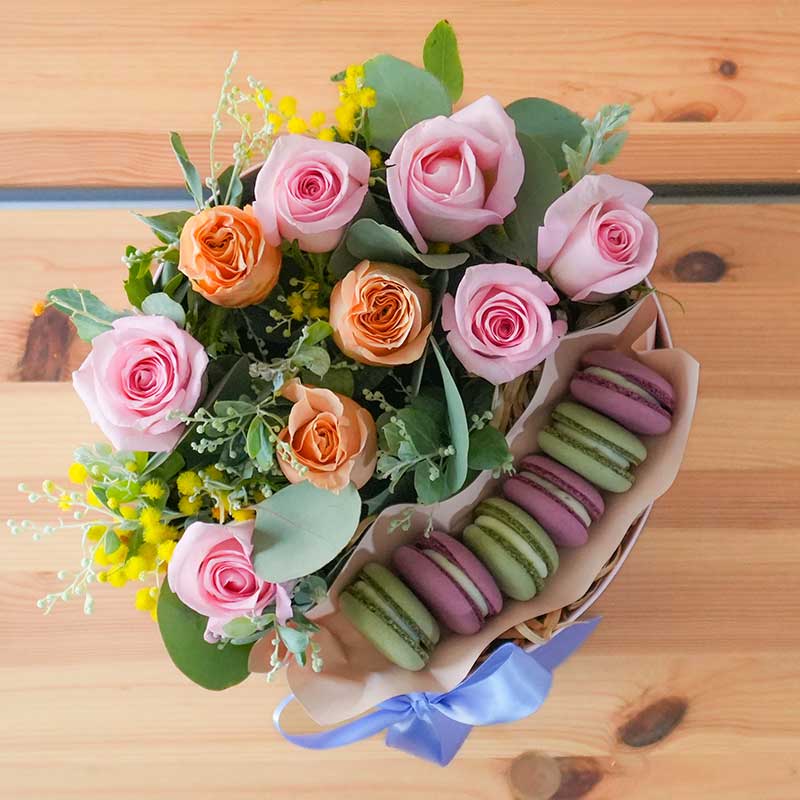 regalo de macarrones con rosas