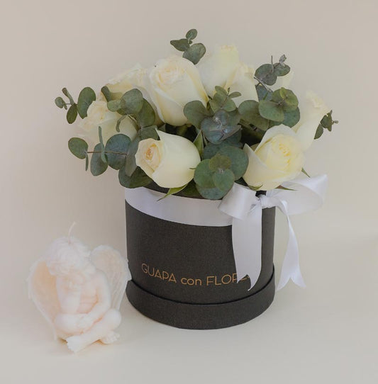 arreglo de rosas blancas para funeral con vela a domicilio