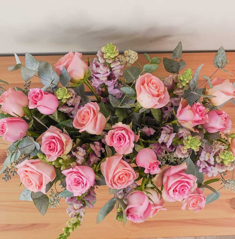 jardinera de flores con rosas