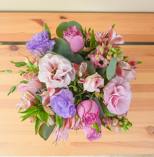 rosas  con lisianthus y alstromelias en arreglo de flores en caja