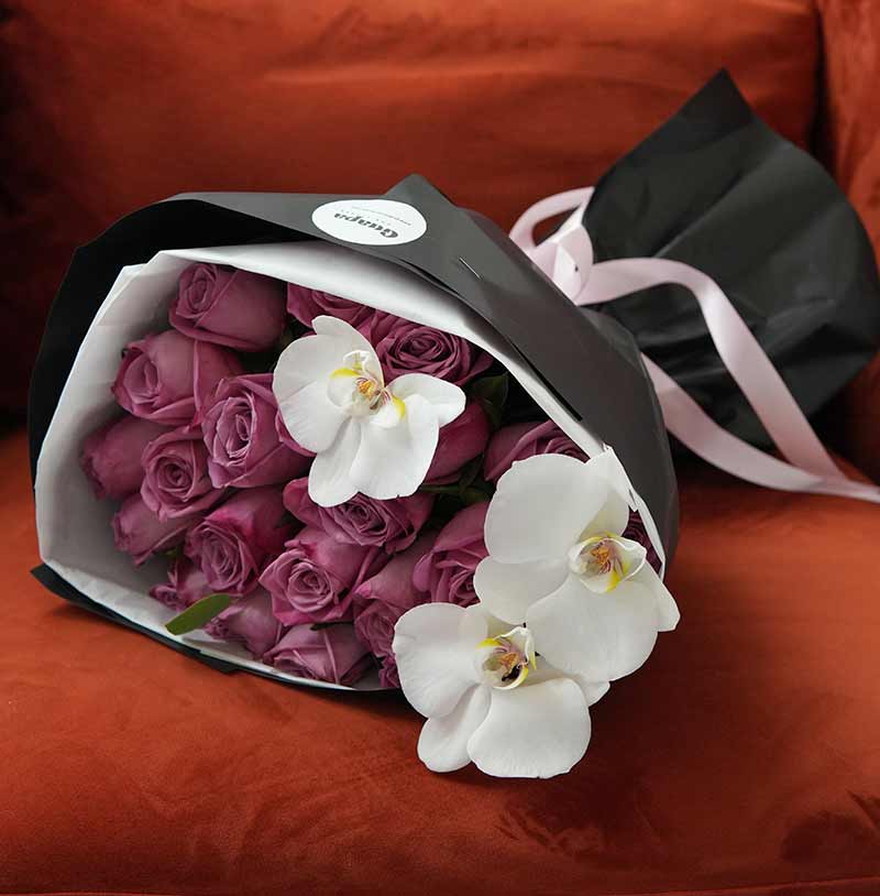 rosas moradas con orquídeas en cdmx