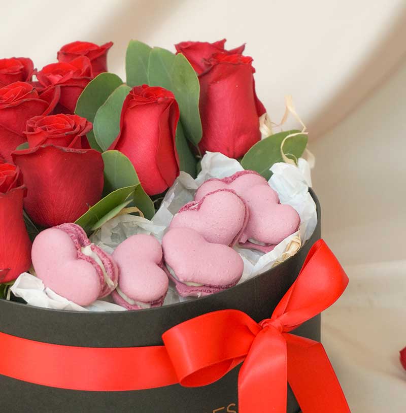 Regalo con macarrones y rosas rojas- 14 de Febrero