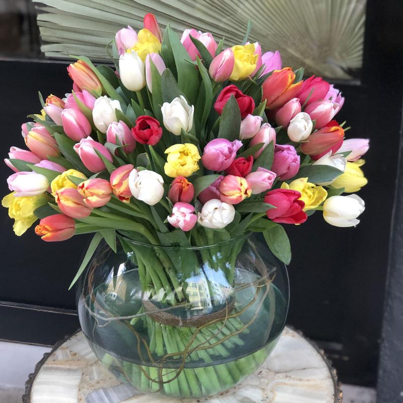 100 tulipanes mix en florero y curly