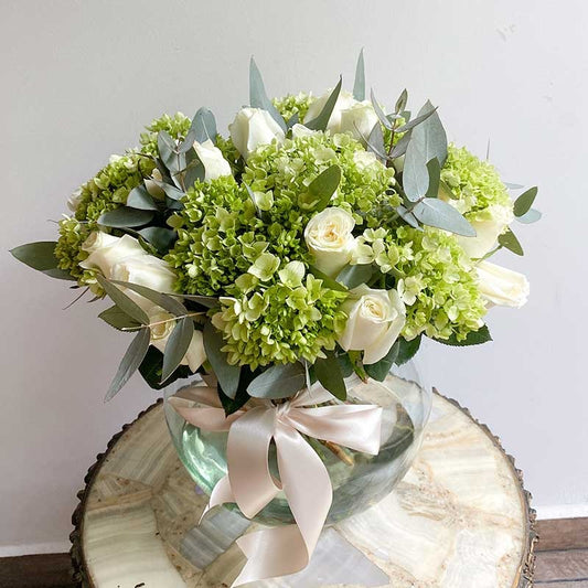 Pureza - 24 rosas blancas y hortensias verdes-Monterrey