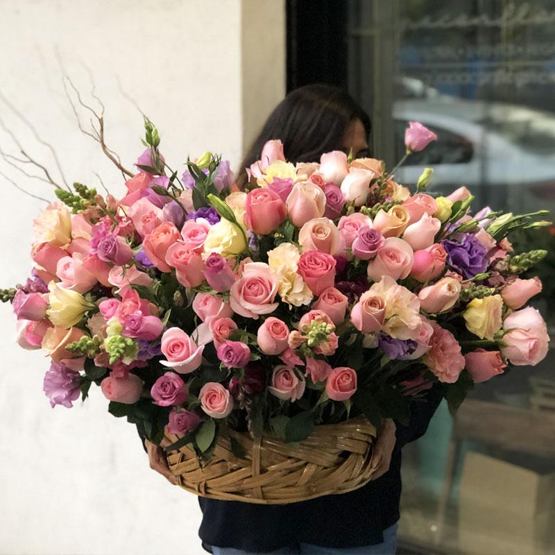 Canasta XL - 150 rosas con lisianthus, anthirrinums y curli