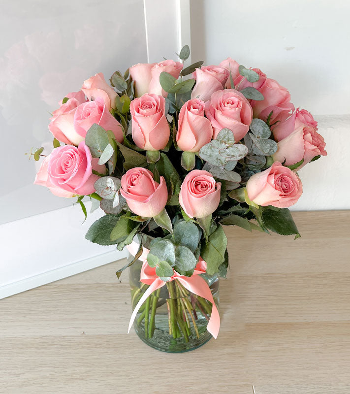 Arreglo de 24 rosas rojas o rosas