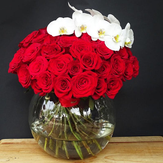 Majestuoso - 100 rosas rojas con orquídea phanelopsis